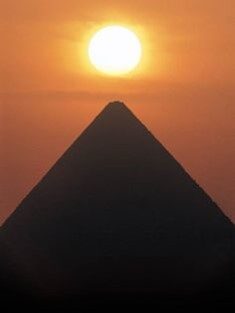 pyramid20sun-8056399